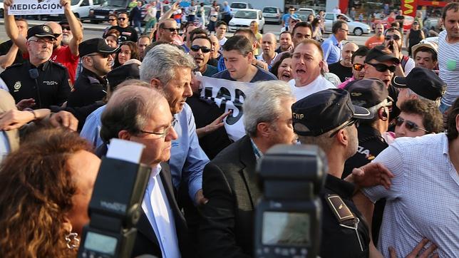 Unos 150 mineros increparon a los cargos del PP en Ponferrada