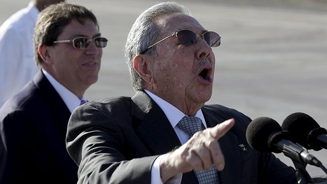 Raúl Castro se dirige a los medios en el aeropuerto de La Habana, a donde acudió este martes a despedir a François Hollande