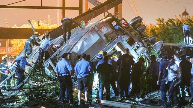 Al menos cinco muertos y 59 heridos al descarrilar un tren en Filadelfia