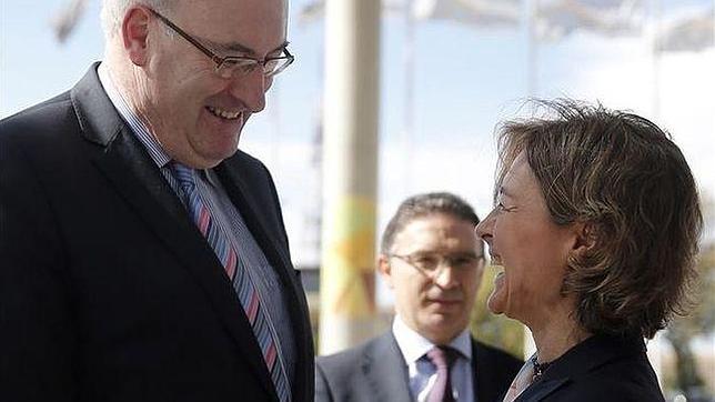 La ministra Isabel García Tejerina con el comisario europeo Phil Hogan