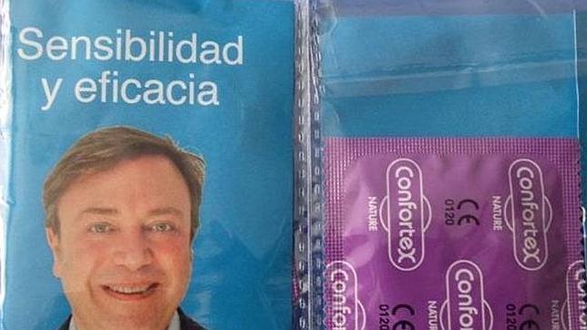 El retrado de Juan Soler, actual alcalde de Getafe, junto a los condones repartidos en la fiesta juvenil