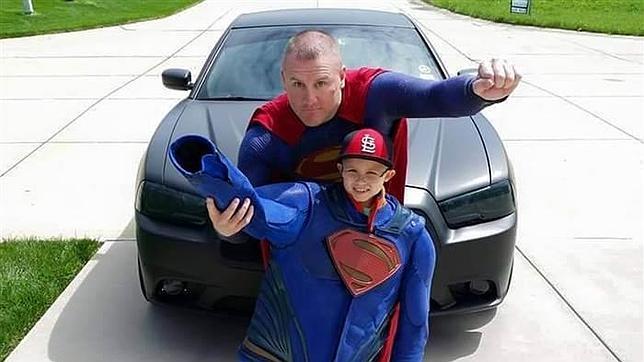 El «Superman» que cruzó un país para visitar a un niño enfermo de cáncer