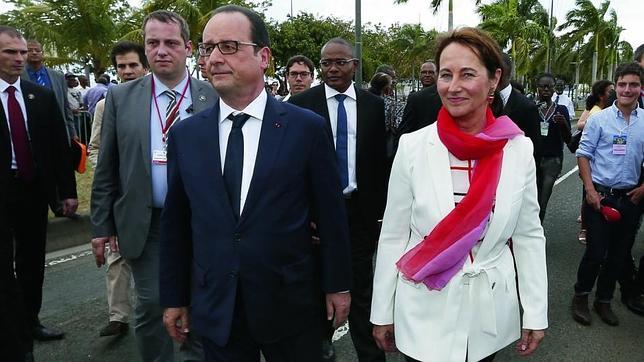 Trierweiler, al ataque: «El poder es la obsesión común de Hollande y Ségolène»