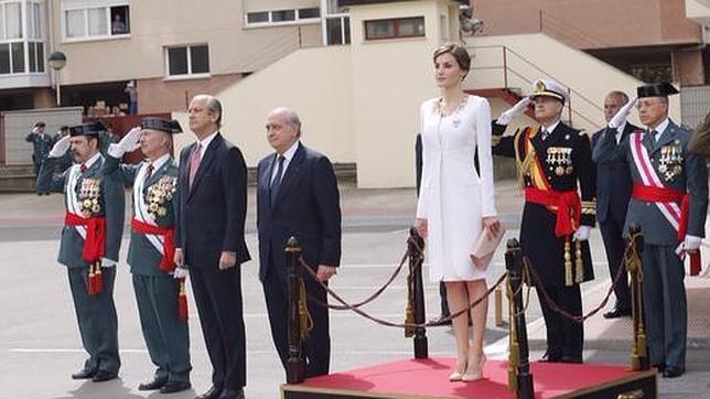 Doña Letizia, con el vestido de la proclamación, en la entrega de la bandera a la Guardia Civil en Vitoria