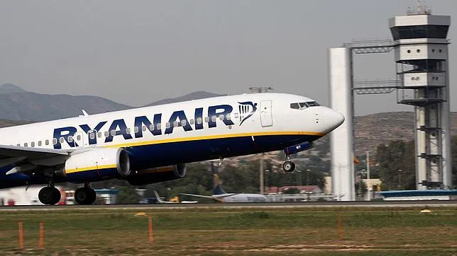 Un avión de Ryanair despega desde el aeropuerto Alicante-Elche