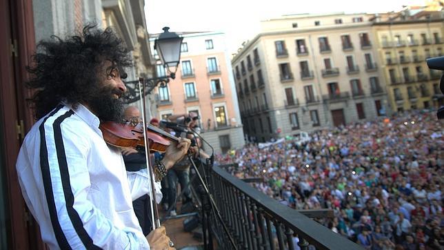 El violinista armenio durante su actuación ante los madrileños en la Plaza de la Villa