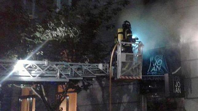 Un aparatoso incendio en un restaurante de Núñez de Balboa obliga a desalojar dos viviendas