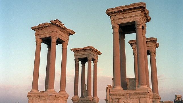 Vista parcial del conjunto arquitectónico del templo de Bel, con altísimas columnas con capiteles corintios dentro de las ruinas de Palmira, la ciudad grecorromana de las mil columnas