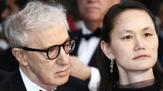 Woody Allen y su mujer Soon Yi en la presentación de su película en Cannes