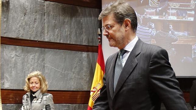 El ministro de Justicia, Rafael Catalá, en primer término, junto con la fiscal general, Consuelo Madrigal
