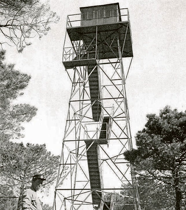 Archivo gráfico del desaparecido INIA que muestra una torre de vigilancia