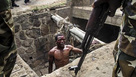 Un manifestante herido en las calles de Bujumbura, Burundi (AFP)