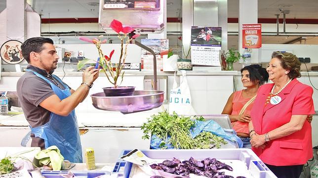 Barberá vuelve al mercado del Cabanyal tras los altercados del jueves