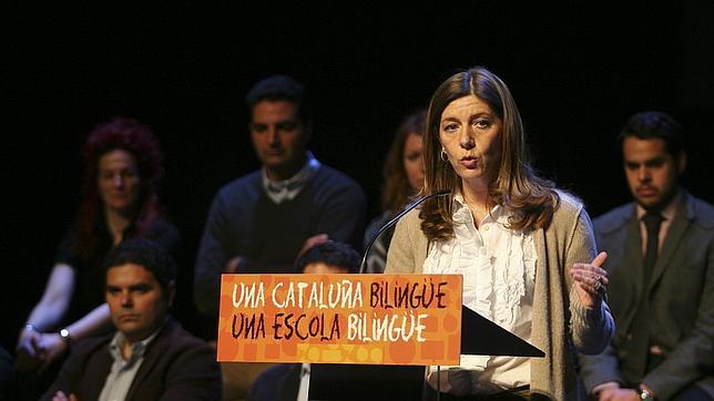 La diputada del PPC María José García Cuevas en un acto en 2012 a favor del bilingüismo en Cataluña