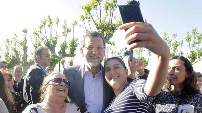 Mariano Rajoy, entre «selfies» en Marín