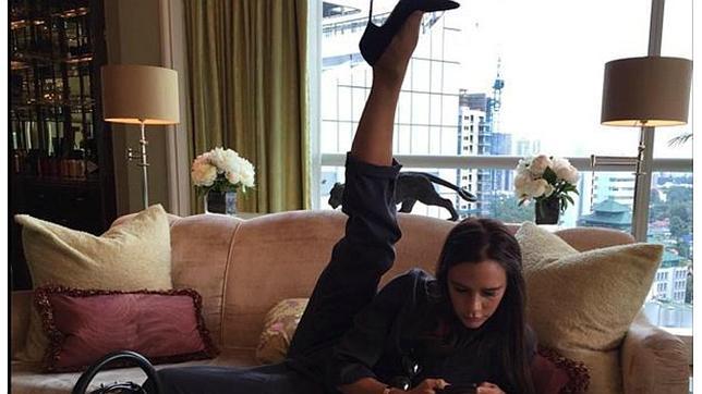 Victoria Beckham practica el yoga con tacones en su hotel de Singapur