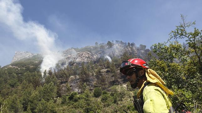 Los bomberos controlan el incendio que ha arrasado 1.700 hectáreas en la Vall d'Ebo