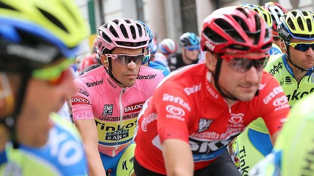 Contador aguanta el ataque de Aru