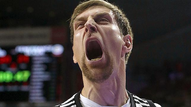 Nocioni, celebra una de sus canastas