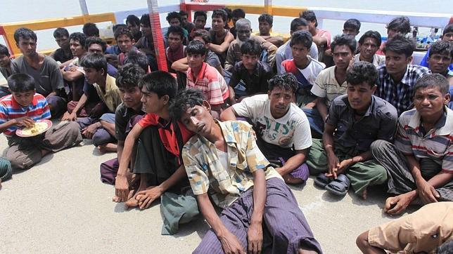 Tailandia dispuesta a acoger un barco con más de 450 inmigrantes