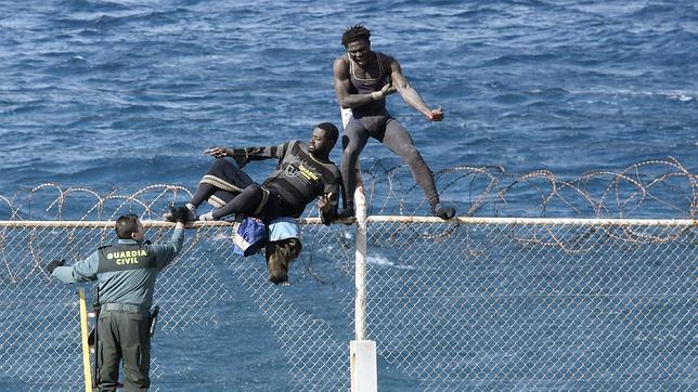 Un inmigrante subsahariano resulta herido tras saltar la doble valla de Ceuta