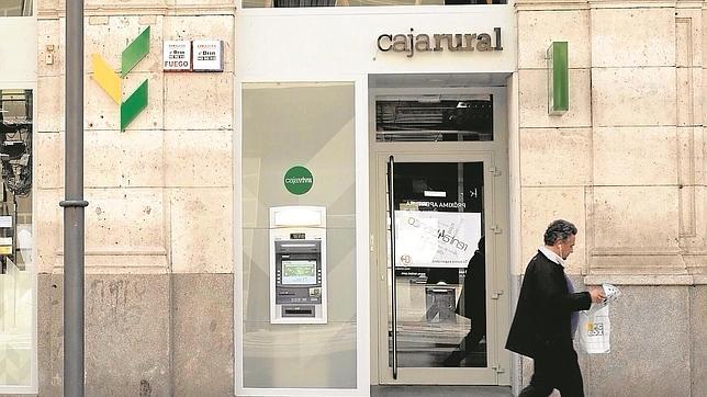 La falta de negocio bancario en cinco viejas cajas reabre el baile de fusiones