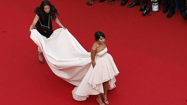 Espectacular vestido palabra de honor con larga cola