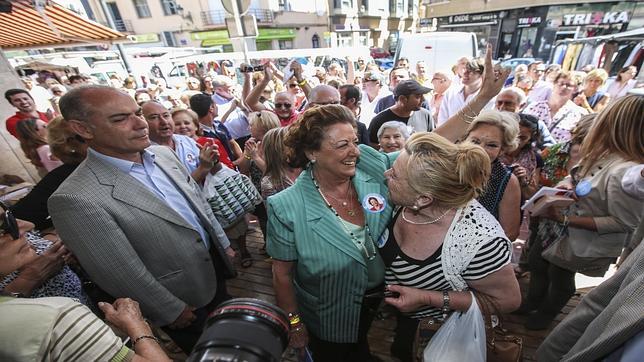 Un vídeo revela que varias personas siguen a Rita Barberá para boicotear su campaña