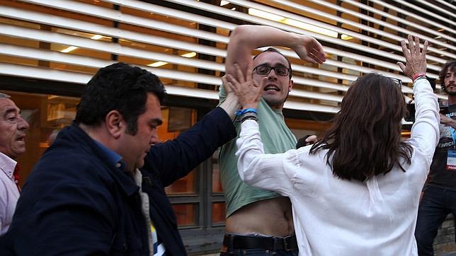 Activistas antidesahucios irrumpen en un mitin de Rajoy en Barcelona