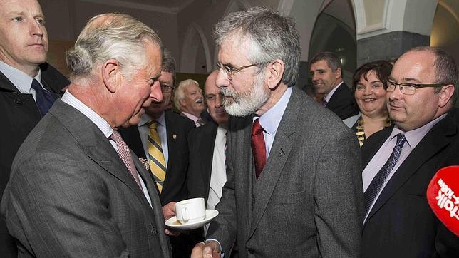 Histórico apretón de manos entre Gerry Adams y Carlos de Inglaterra