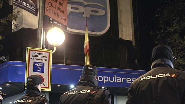 Agentes de la Policía Nacional frente a la sede central del PP, en la madrileña calle de Génova, número 13