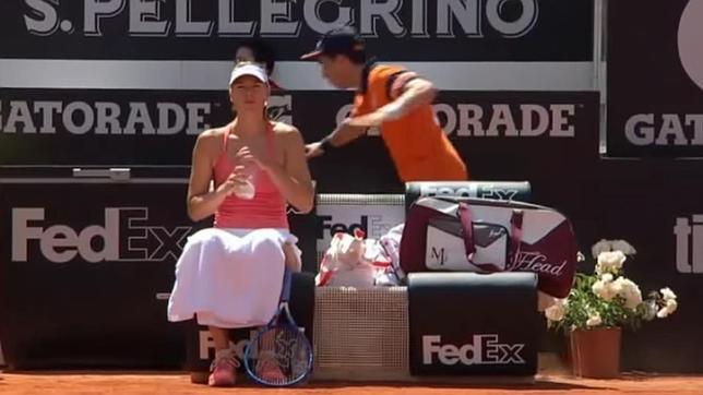 Sharapova pone nervioso a un recogepelotas