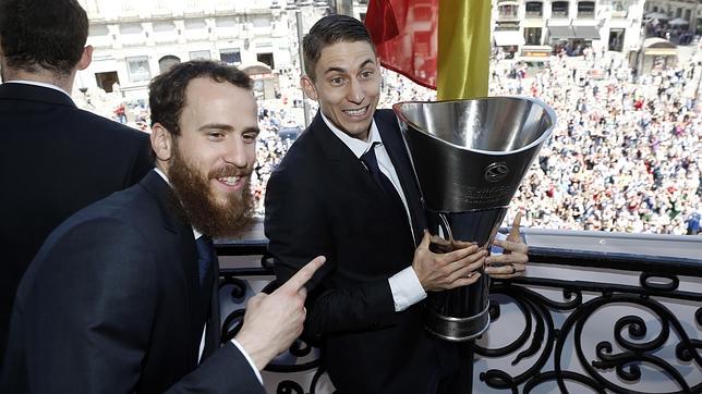 Sergio Rodríguez celebra el título con Carroll en la Puerta del Sol