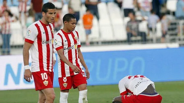 Los jugadores del Almería, al término del partido de Liga ante el Málaga