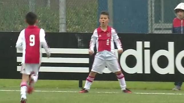 Un pequeño del Ajax celebra su gol a lo Cristiano Ronaldo