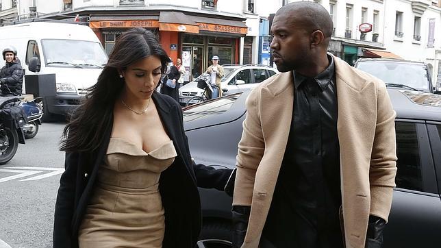 Kim Kardashian y su marido, Kanye West, en París