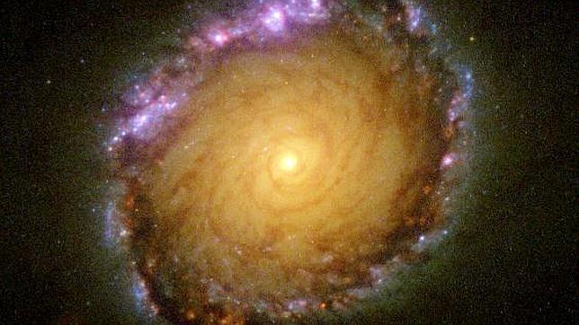 NGC 1512, la galaxia caníbal vuelve al ataque