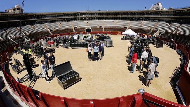 Imagen de los preparativos del mitin del PP en la plaza de toros de Valencia