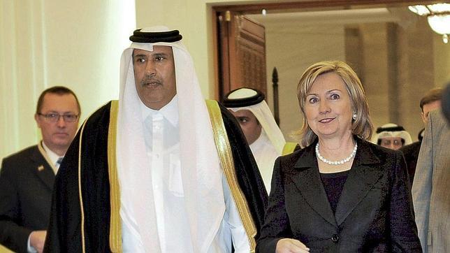 El ex primer ministro qatarí Hamad bin Jassim bin Jaber Al Thani, junto a Hillary Clinton en una imagen de archivo