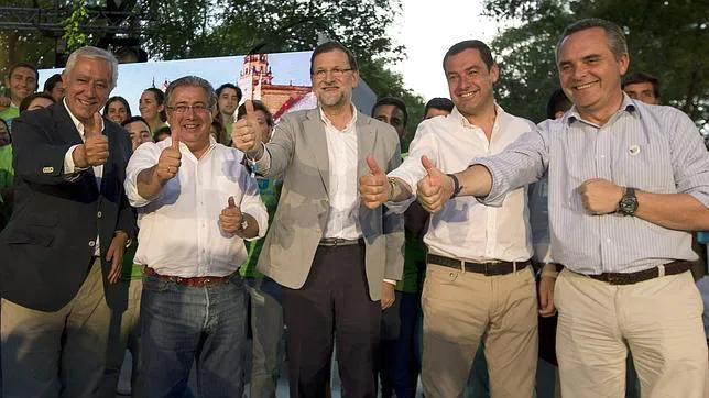 El presidente del Gobierno, Mariano Rajoy, junto al candidato a la alcadia de Sevilla, Juan Ignacio Zoido