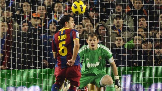 Xavi Hernández, frente a Iker Casillas