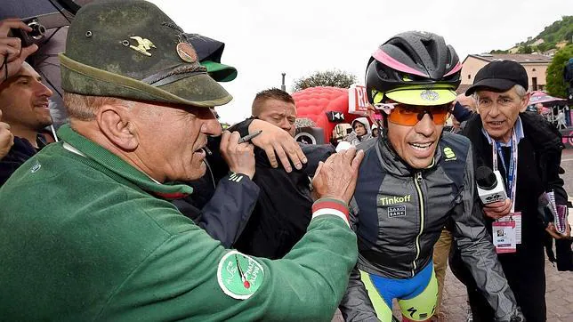 Otra caída de Contador y la maglia rosa para Aru