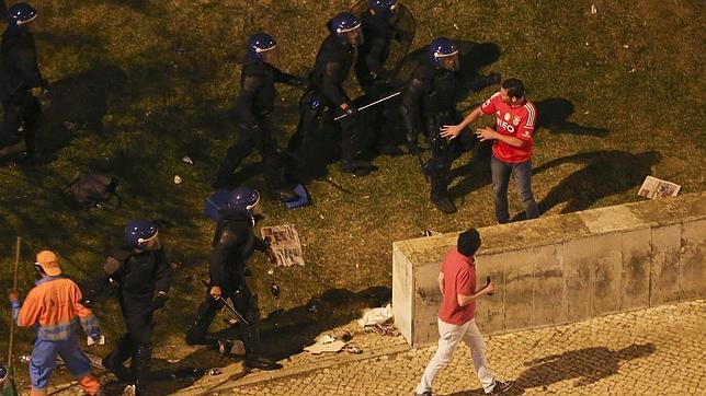 El gesto obsceno de un policía con su porra indigna a la afición del Benfica