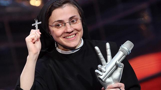 La monja Sor Cristina Scuccia celebra el haber ganado la versión italiana del concurso «La Voz»