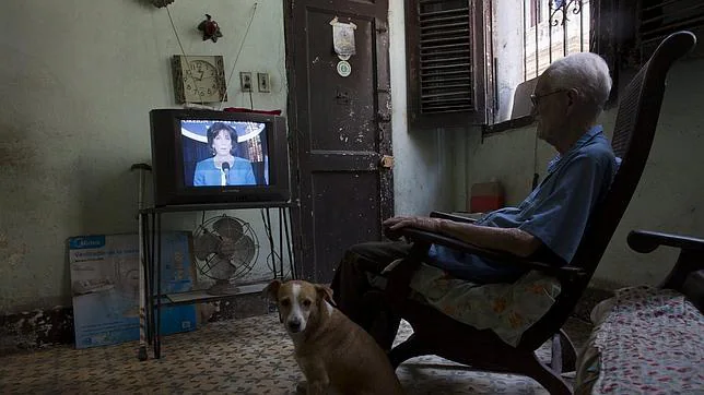 Un jubilado cubano sigue la intervención de Roberta Jacobson por televisión desde su casaen La Habana