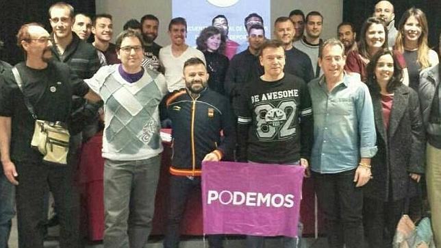 Óscar Peñas (en el centro, con barba) con otros representantes de Podemos