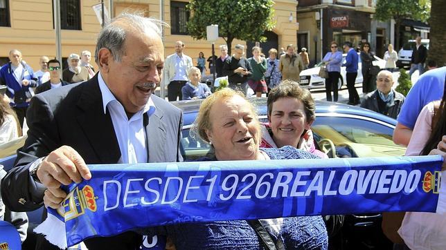 Carlos Slim, recibido como un héroe en Oviedo