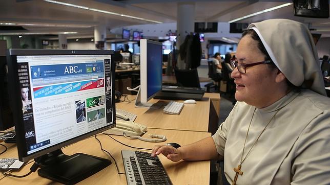 La monja tuitera Xiskya Valladares en la redacción de ABC