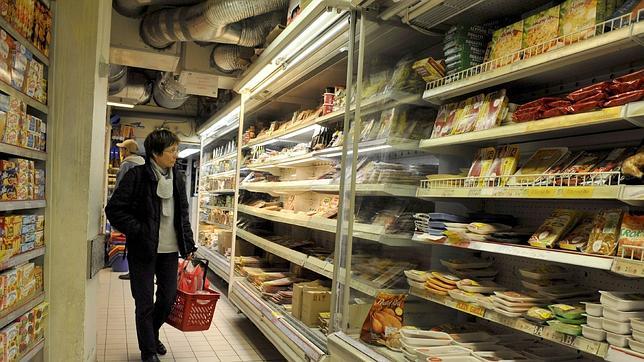 Francia prohíbe a los supermercados tirar comida