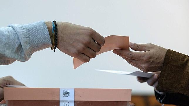 El cierre de algunos colegios en Canarias se alargará hasta 20 minutos por falta de papeletas en el arranque de la jornada